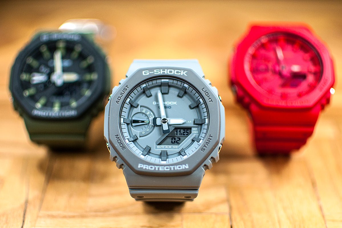 Hands-on with the new gray Casioak, plus the all red and updates on the market. Casio G-Shock GA2110ET-8A Watch Review - StrapHabit