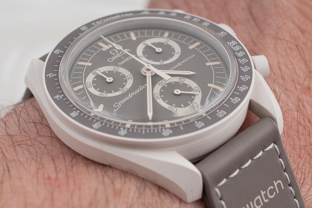 Omega x Swatch Speedmaster Moonswatch Mission On Earth Desert Watch Review - SO33T103 - StrapHabit