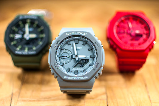 Hands-on with the new gray Casioak, plus the all red and updates on the market. Casio G-Shock GA2110ET-8A Watch Review