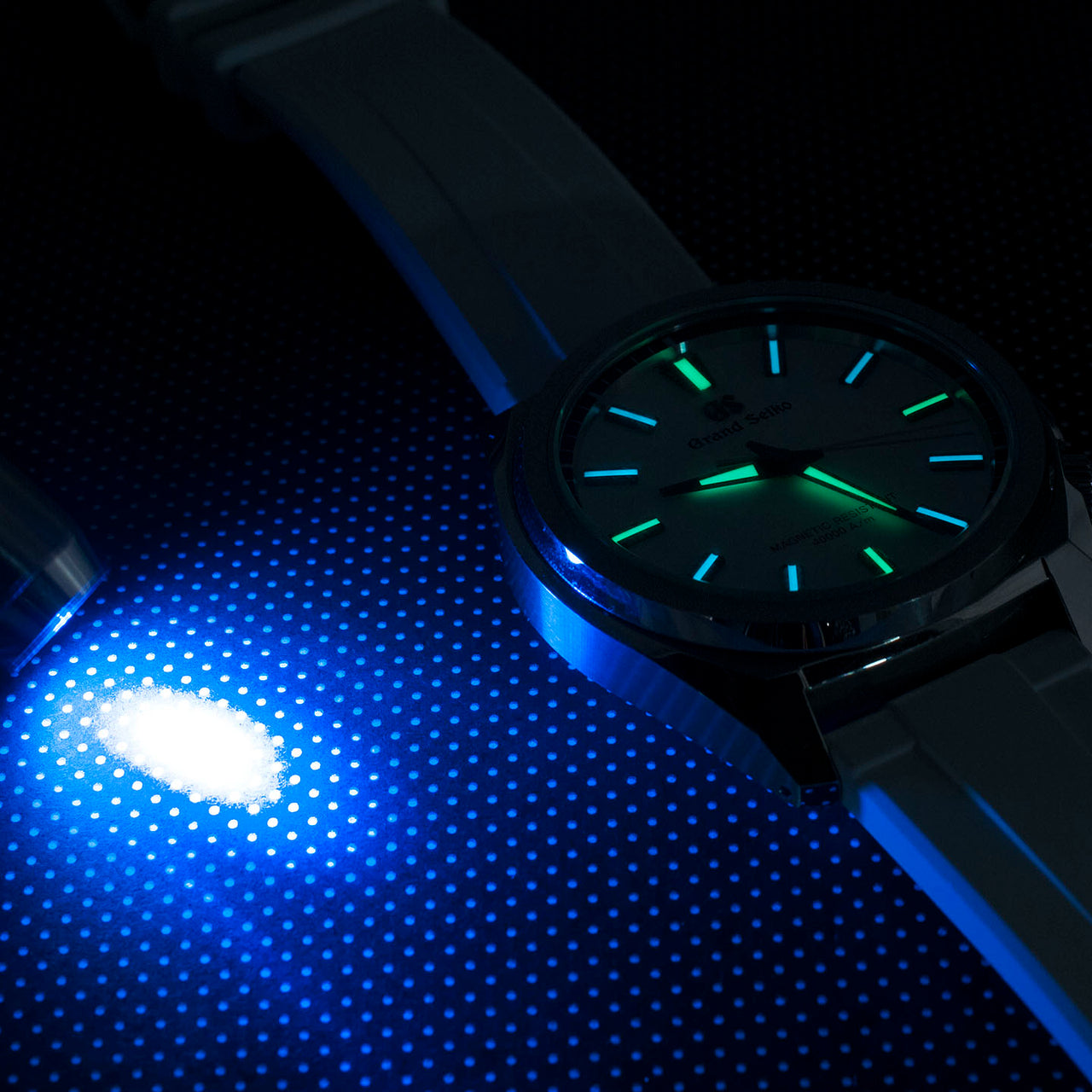 Lume Charging UV LED Flashlight